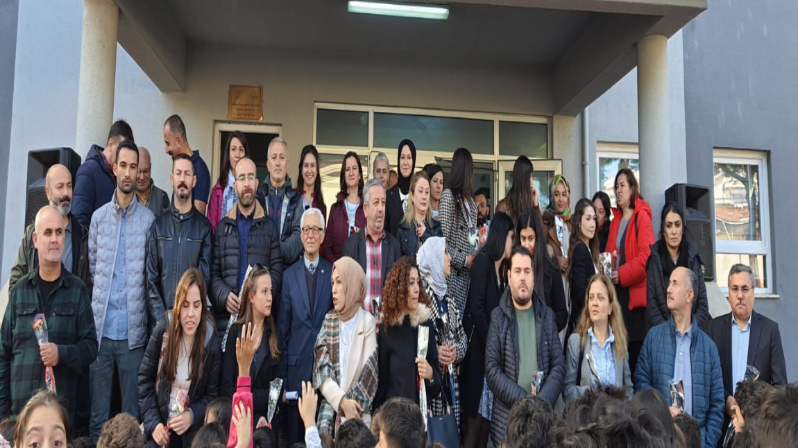 Kadıköy Leman Akpınar Ortaokulun da 24 Kasım Öğretmenler Günü Coşkuyla Kutlandı..